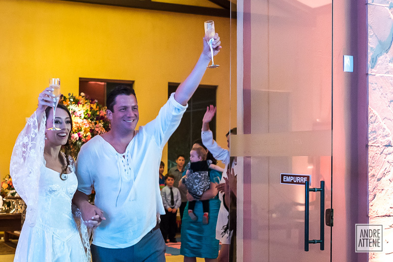 os noivos vem brindar com seus convidados na festa de casamento em fotografia de Andre Attene