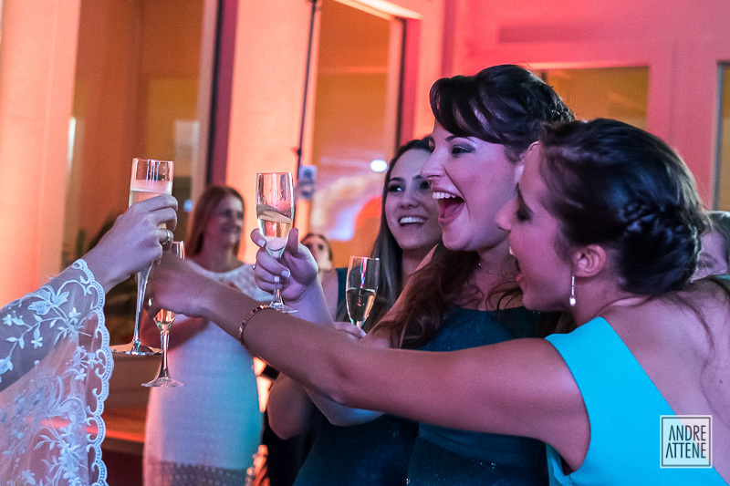 amigas da noiva brindam com os noivos