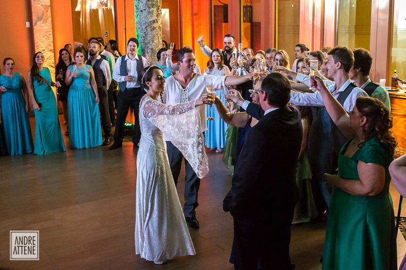familiares felizes ao brindar naturalmente com os noivos em seu casamento