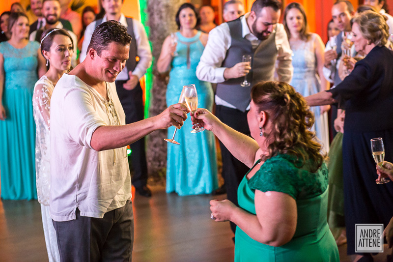 Um detalhe do brinde do noivo em seu casamento