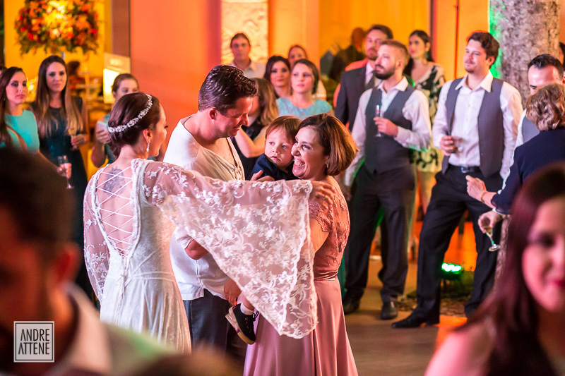 noivos cumprimentam seus convidados no início da festa de casamento