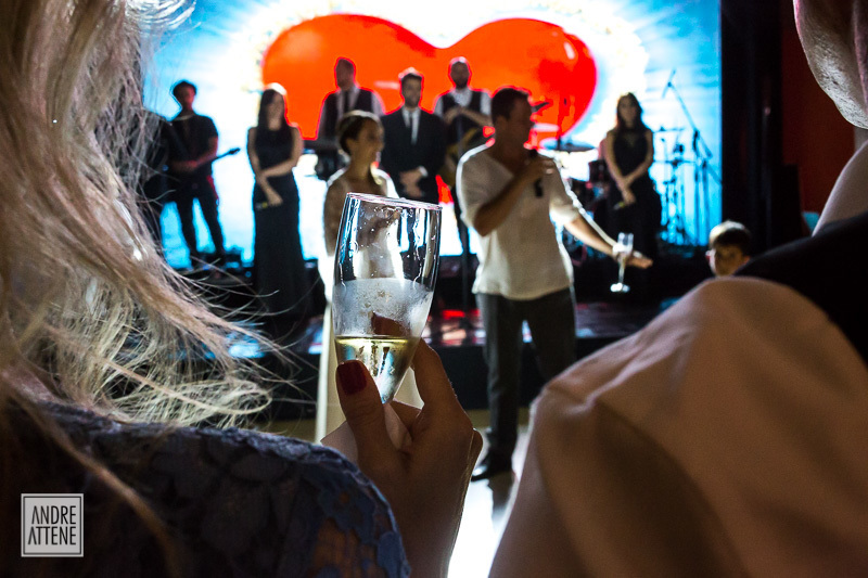o momento do discurso dos noivos agradecendo seus convidados em sua festa de casamento