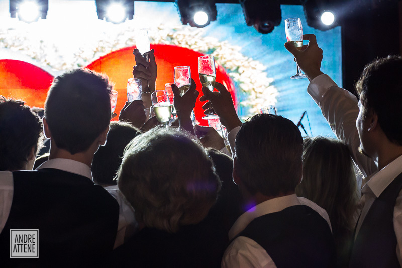 convidados brindam aos noivos em seu casamento fotografado por Andre Attene