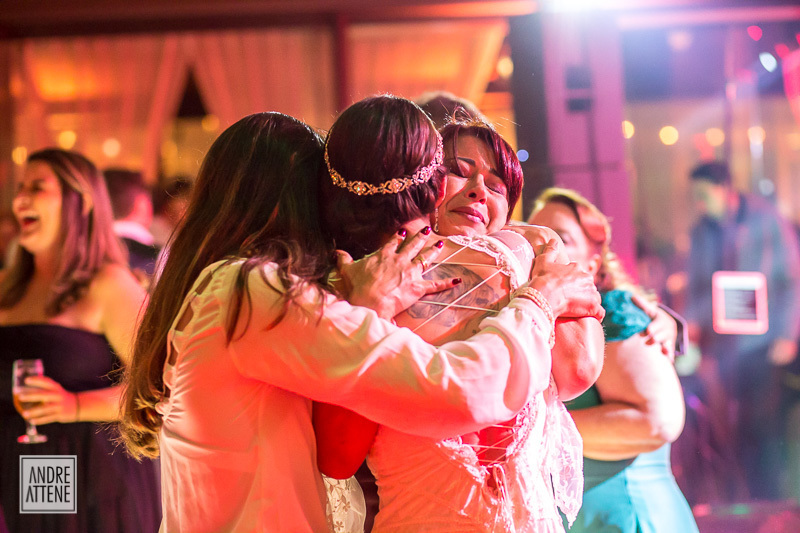 Andre Attene fotografa a emoção dos convidados no casamento de Larissa e Zé em São Roque, São Paulo