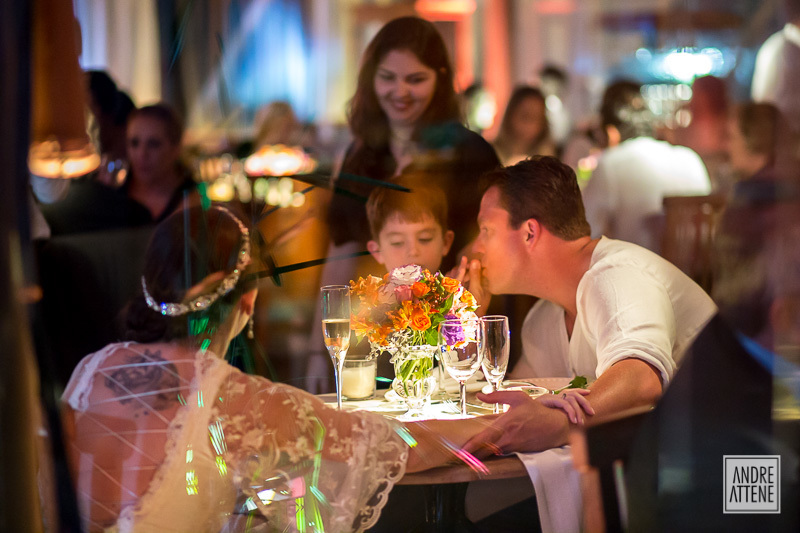 Noivo cumprimenta seu filho durante jantar