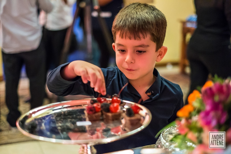criança provando doces da festa de casamento