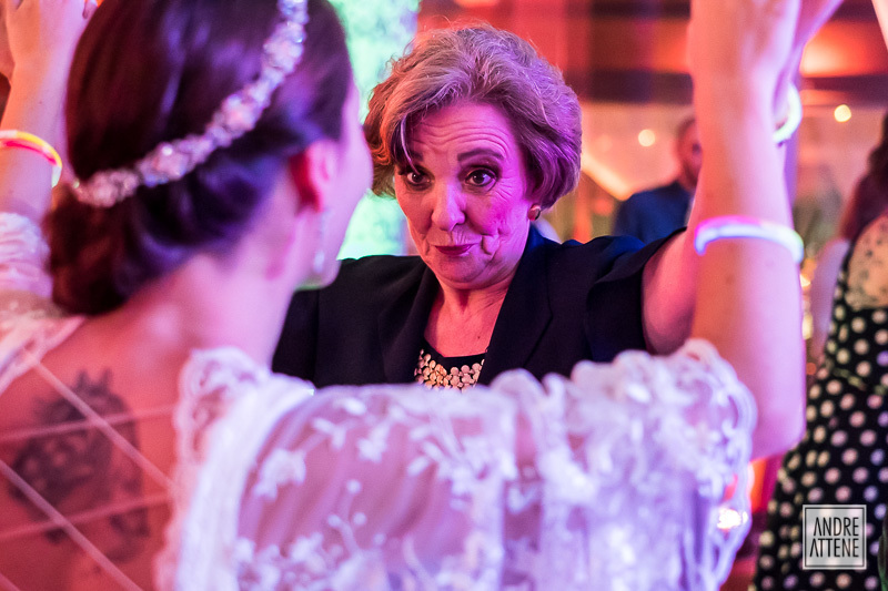 mãe do noivo dançando com a noiva em festa de casamento no Gare da Mata