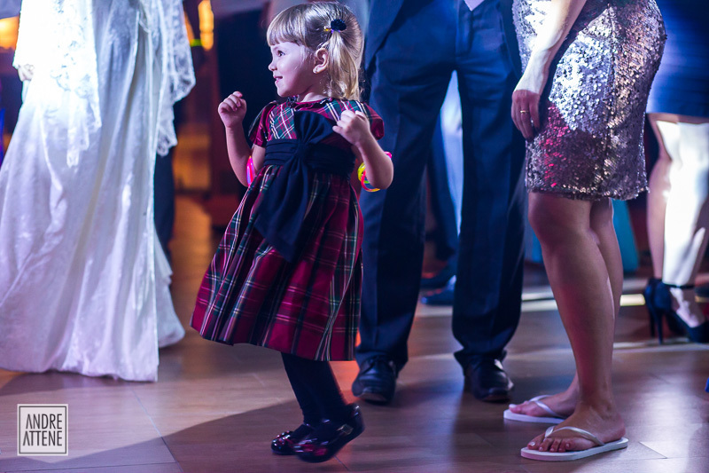 garotinha dança feliz e natural em foto espontânea de Andre Attene