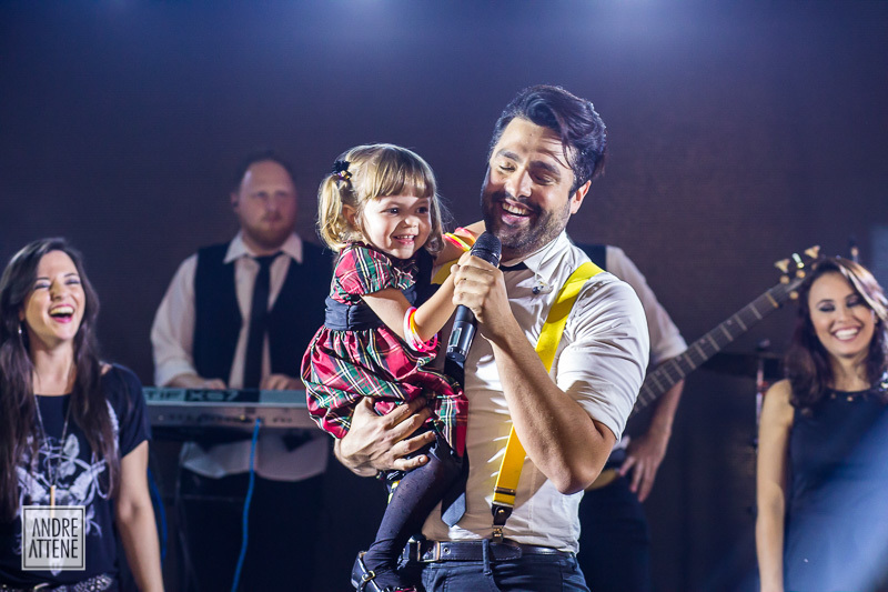 a garotinha sobe ao balco da banda Studio 4 e faz sucesso com os convidados e a banda, em fotografia de Andre Attene