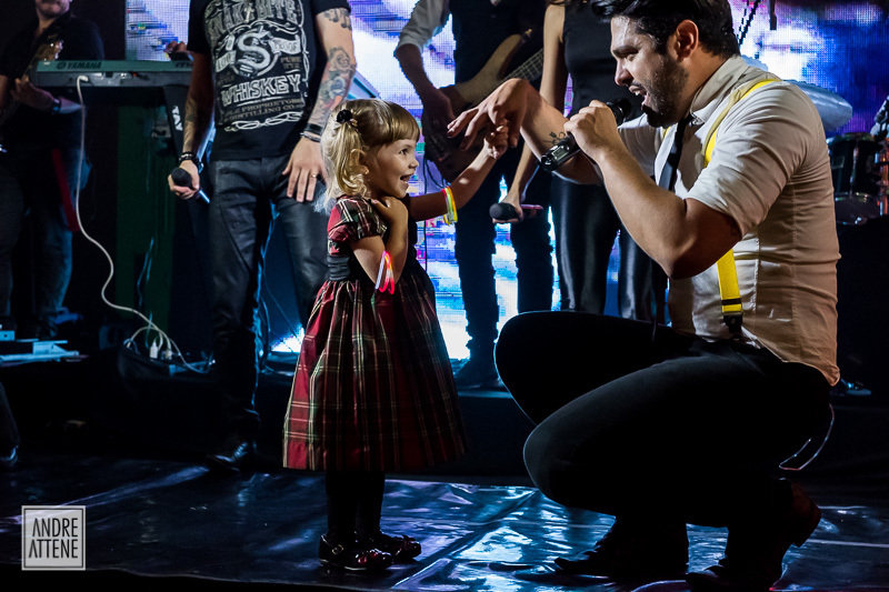 garotinha dança com vocalista da banda, encantando a todos com espontaneidade