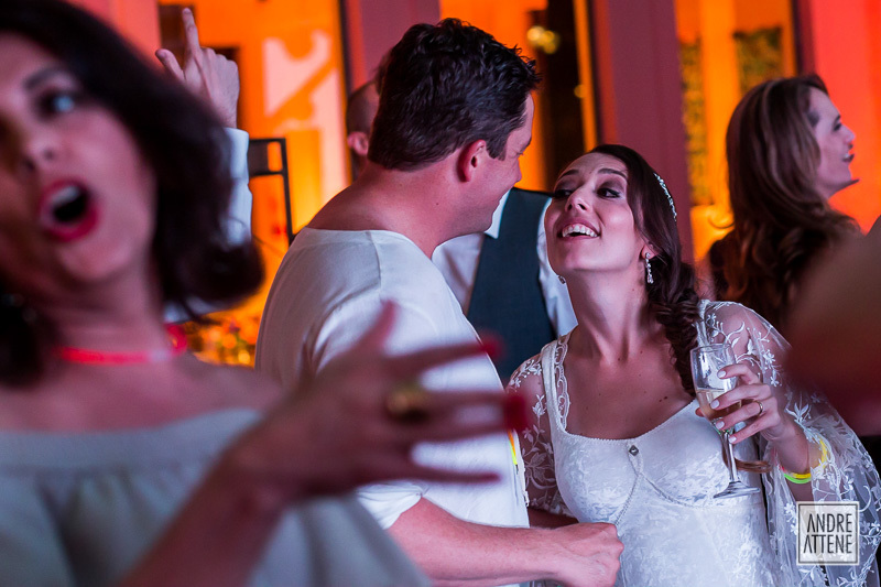 Noiva canta com noivo em sua festa de casamento em São Roque