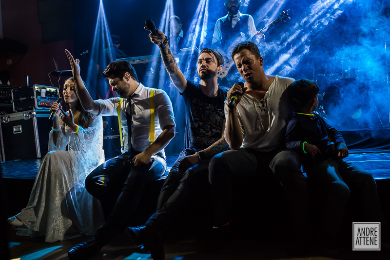 noiva participa da cantoria com o noivo e a banda studio 4, fotografados por Andre Attene