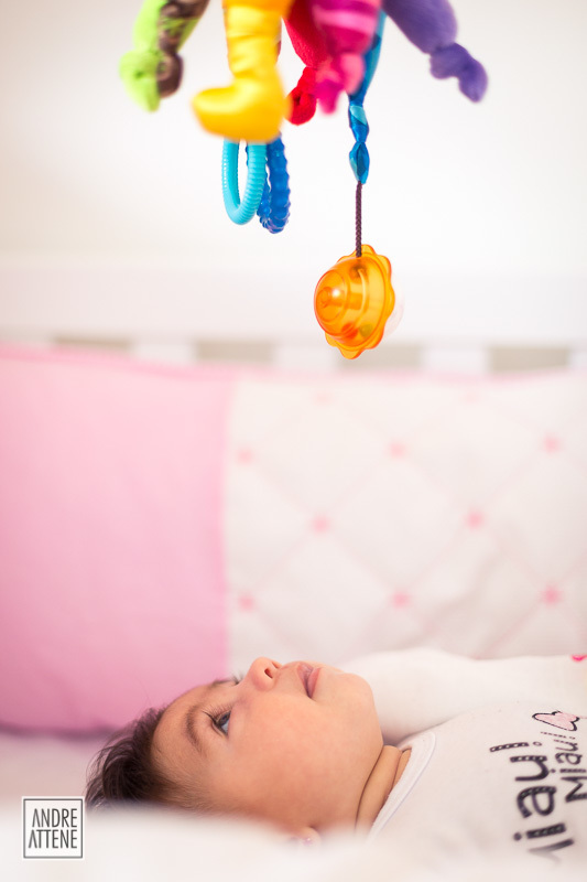 Lívia dorme tranquila, com naturalidade em seu berço na foto de Andre Attene, fotógrafo de família em São Paulo
