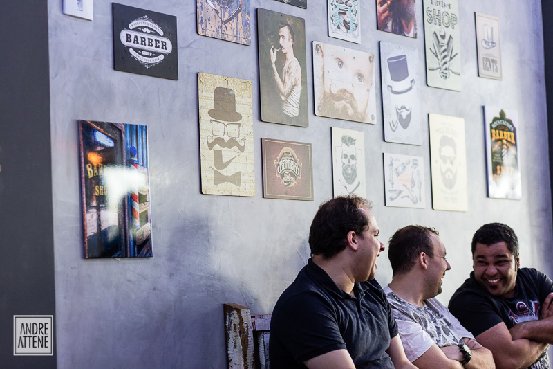 padrinhos de casamento em barbearia em foto espontânea de Andre Attene