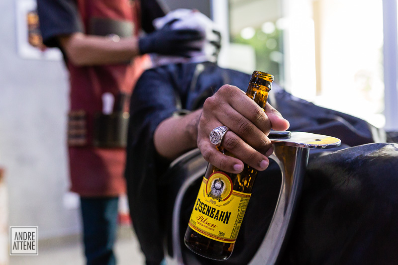 noivo com cerveja na barbearia em seu making of