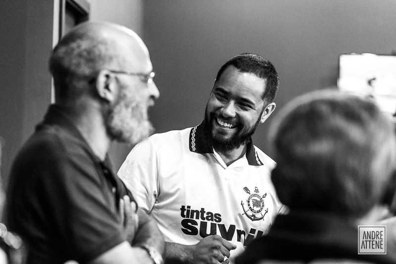 noivo com seu pai, feliz em fotografia de casamento espontânea de Andre Attene em São Paulo