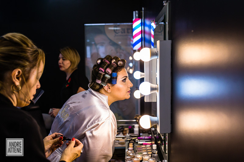 Noiva confere sua maquiagem em fotografia espontânea de Andre Attene, fotógrafo de SP