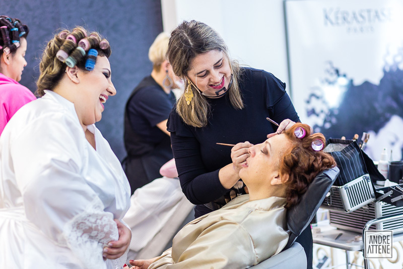 noiva se divertindo com sua mãe em seu casamento em SP