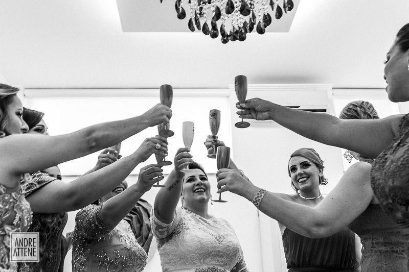 Um brinde da noiva com as madrinhas no making of