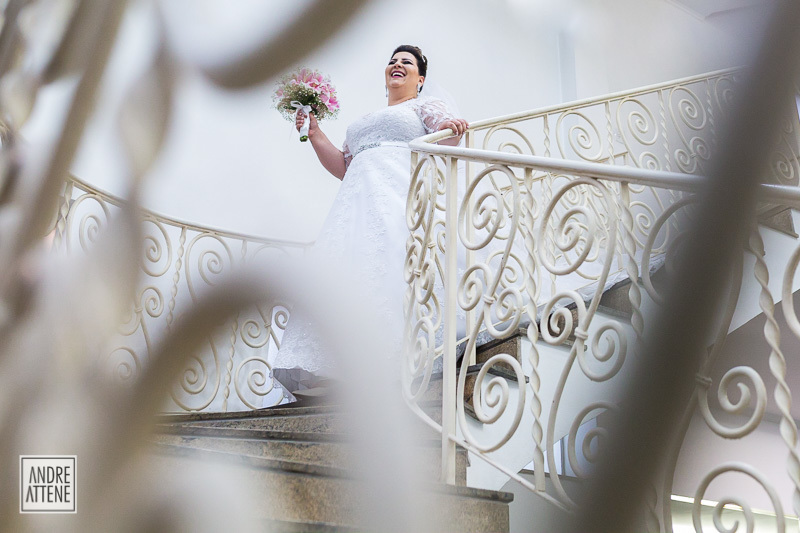 Noiva pronta descendo as escadas antes de seu casamento em SP