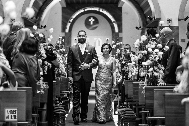 noivo entra na igreja com sua mãe durante seu casamento