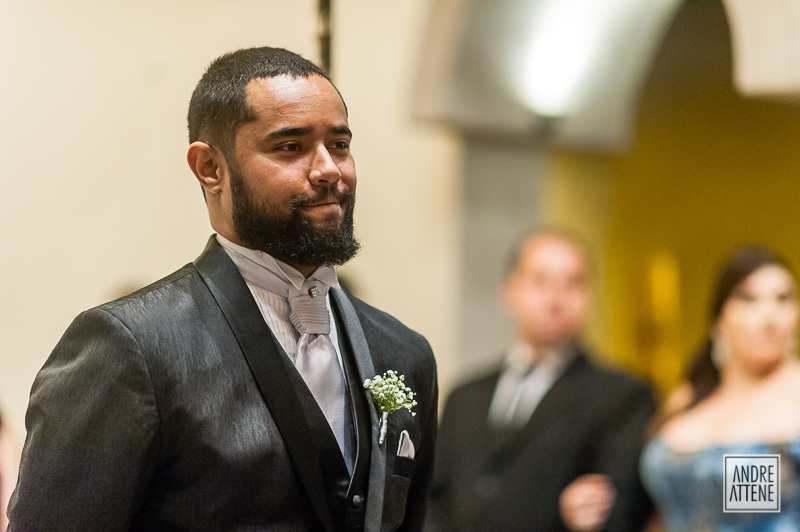 o noivo Eduardo aguarda ansioso a entrada de sua noiva na igreja em seu casamento