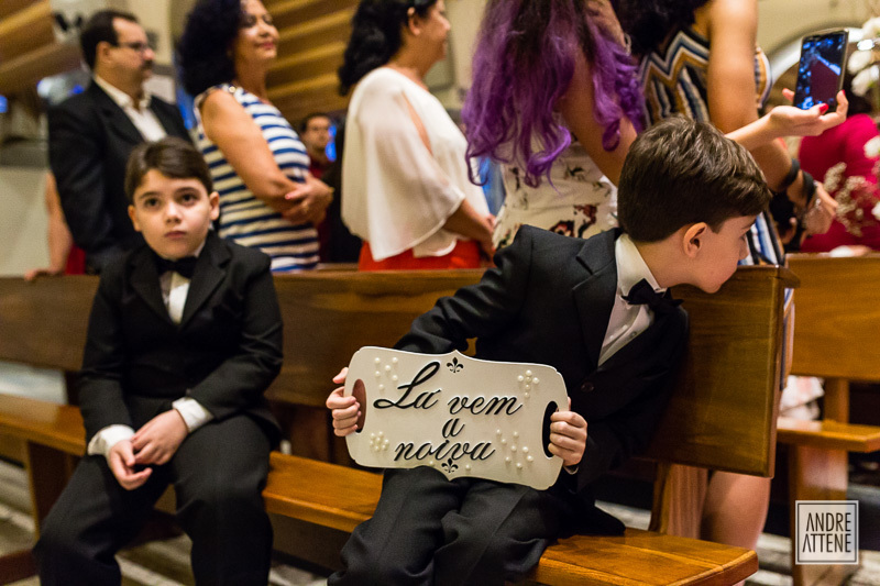 pajem olhando a noiva entrar em casamento em São Paulo