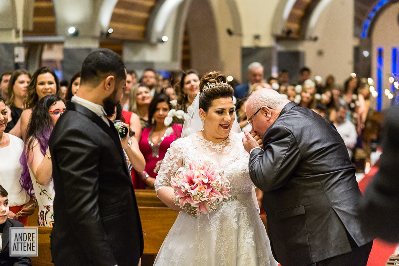 fotógrafo de casamento, Andre Attene, registra momento em que o pai da noiva beija sua mão emocionado