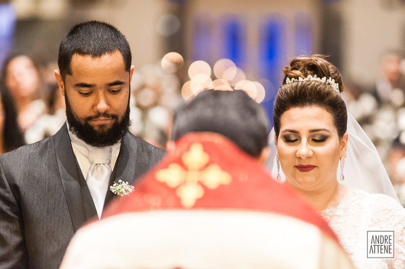 detalhe dos noivos felizes em seu casamento por Andre Attene, fotógrafo em SP