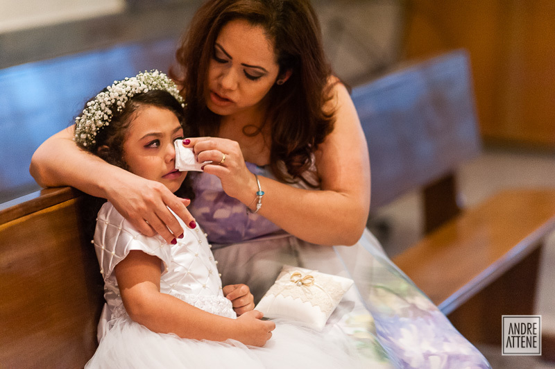 Daminha chora durante casamento de Priscilla e Eduardo em SP