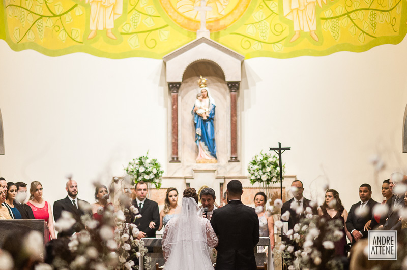 noivos no altar em seu casamento fotografado por Andre Attene