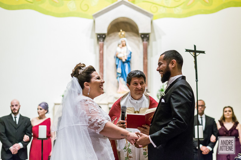 Noivos com sorriso espontâneo em seu casamento