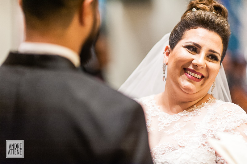 Noiva reage feliz aos votos de seu noivo durante seu casamento