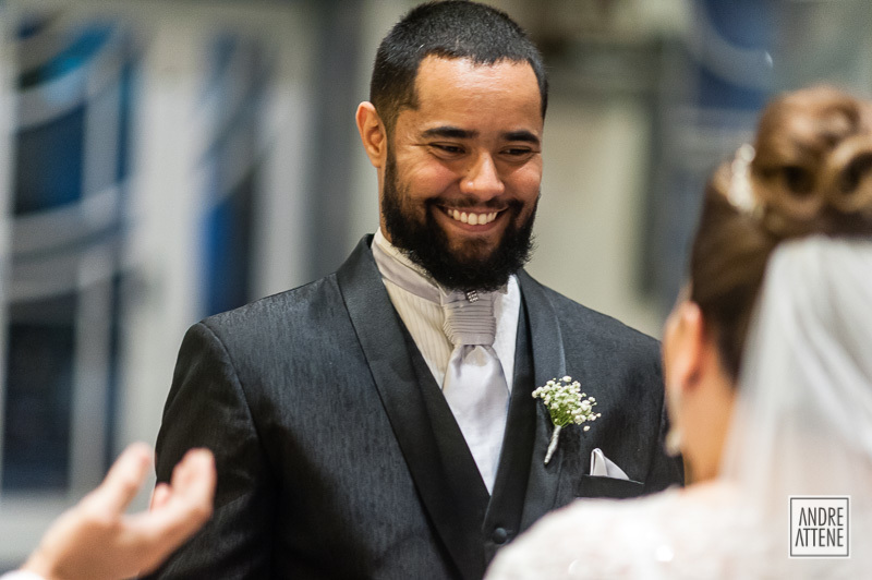 Fotógrafo de casamentos Andre Attene, registra reação do noivo durante os votos da noiva