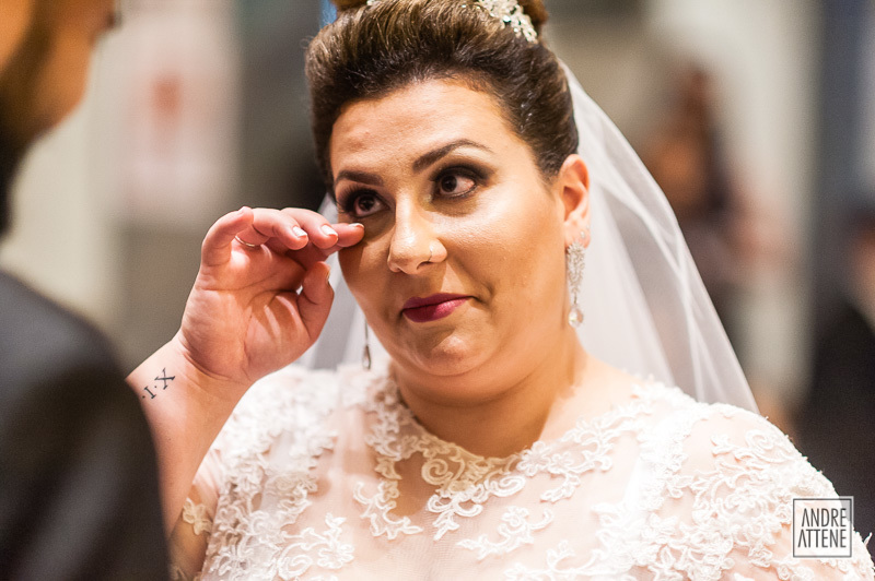 noiva emocionada chorando em seu casamento em fotografia espontânea de Andre Attene