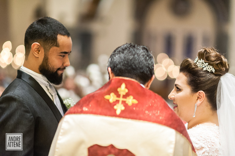 noivos se olham momento antes de seu primeiro beijo de casados