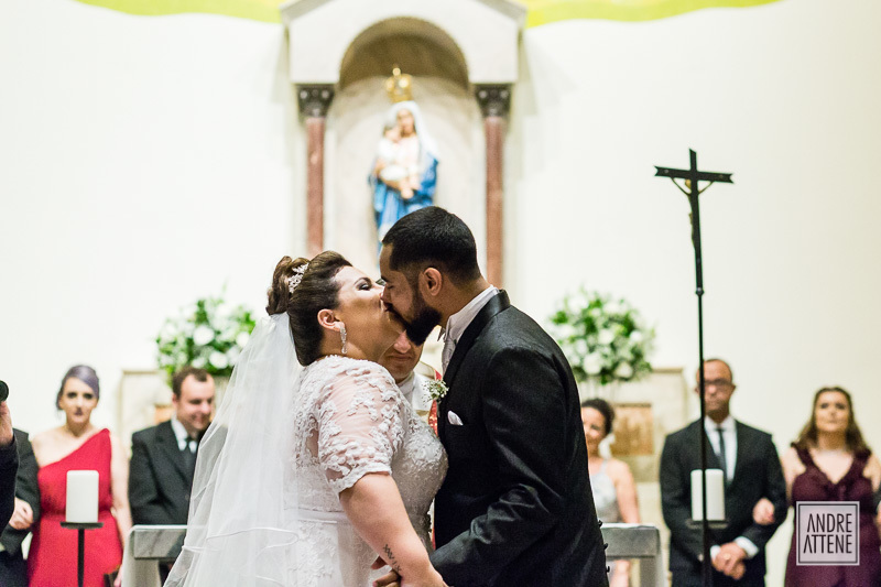 o momento tão esperado em que os noivos se beijam, fotografados pelo fotógrafo de casamento Andre Attene