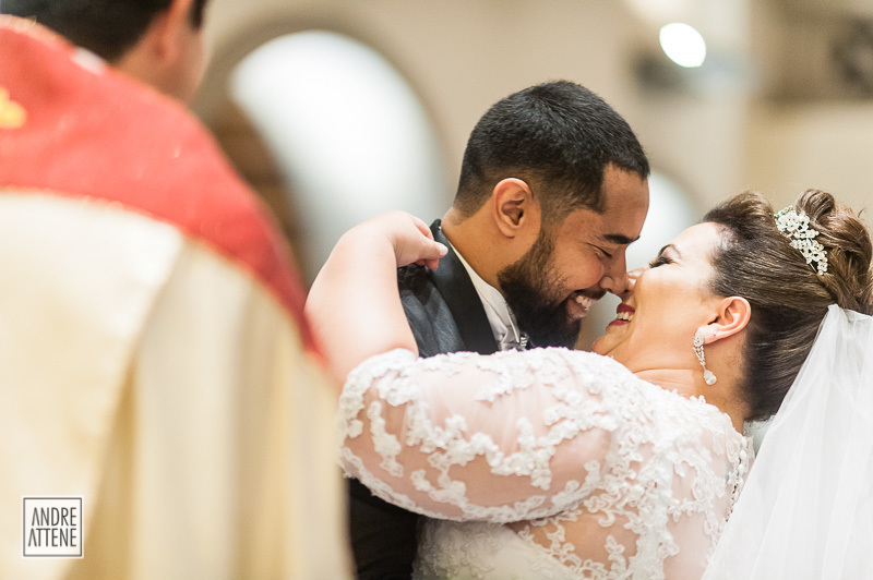 Os noivos, Priscilla e Eduardo, enfim casados são registrados em fotografia de Andre Attene, fotógrafo e SP