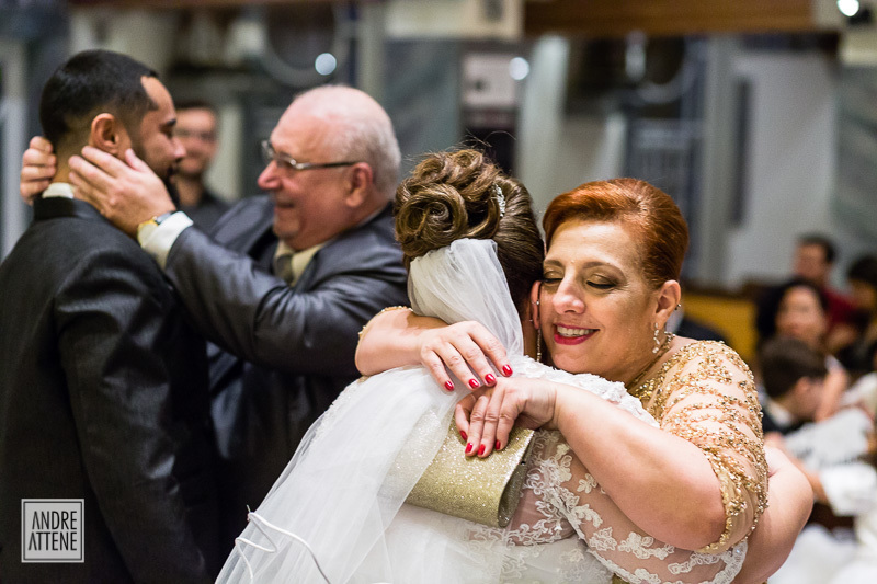 os noivos se despedem dos pais da noiva