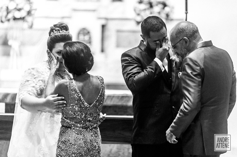 noivo emocionado ao cumprimentar seu pai, chora em fotografia espontânea de Andre Attene