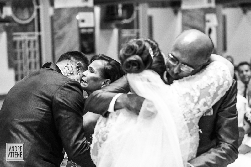 os pais do noivo cumprimentam o casal em seu casamentos em SP