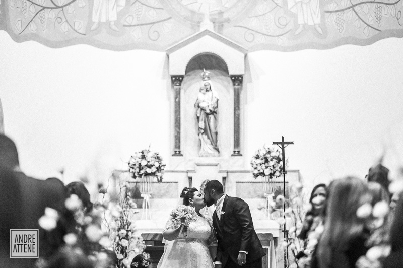 noivos se preparam para o cortejo juntos pela igreja em seu casamento, fotografados por Andre Attene, fotógrafo de casamentos em SP
