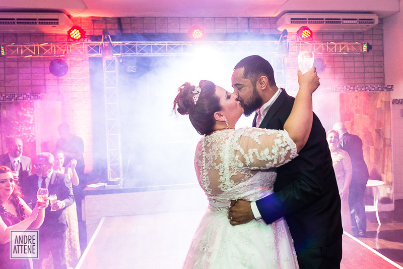 noivos dançam espontaneamente sua valsa após seu casamento