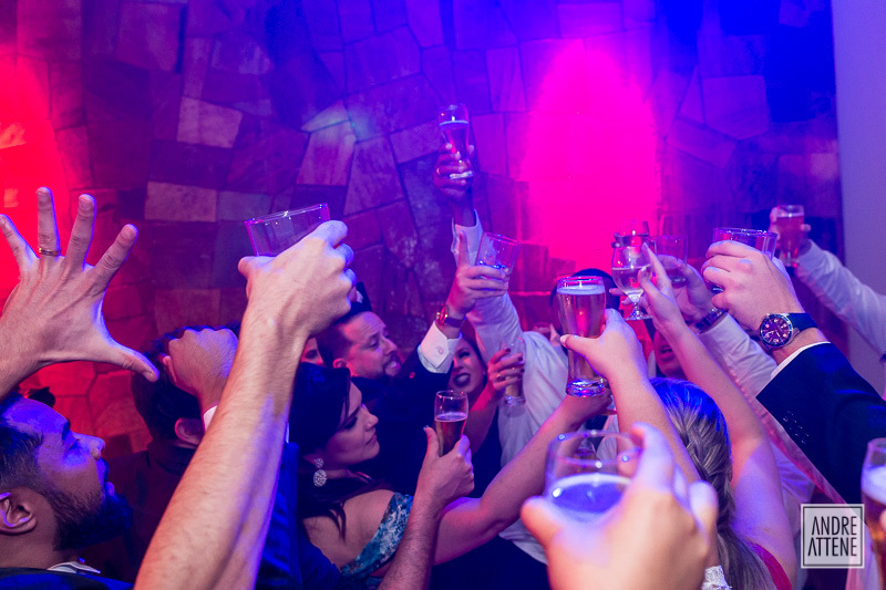 um brinde aos noivos! a festa começa animada para Priscilla e Eduardo