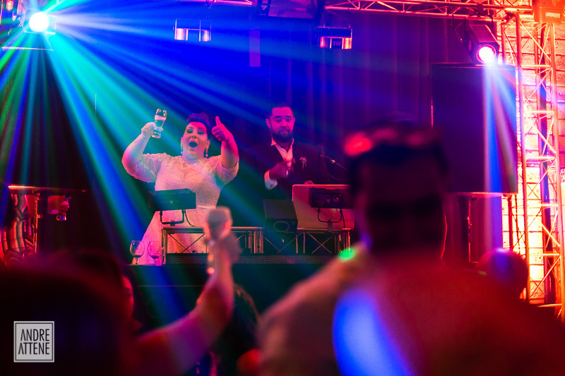 os novos sobrem no palco para mais um brinde em sua festa de casamento