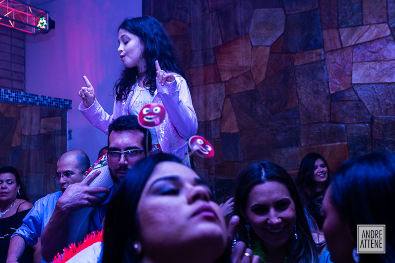 todos os convidados se divertem no casamento de Priscilla e Eduardo, até as crianças