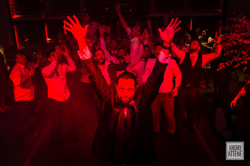 noivo recebe a homenagem de seus amigos em seu casamento em SP