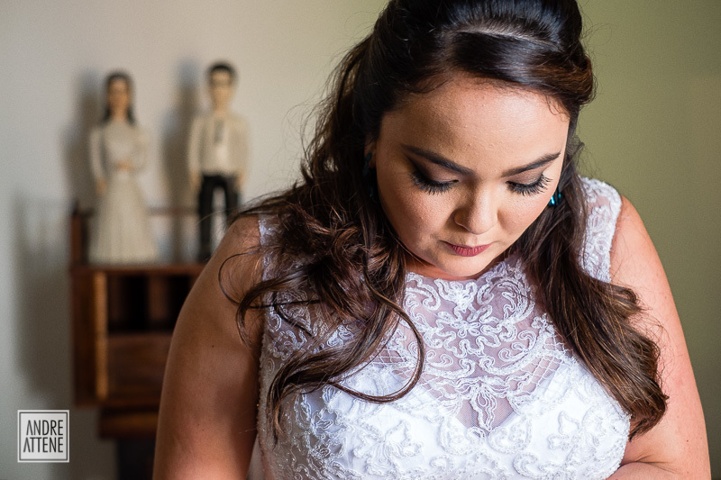 noiva Ariane respira fundo, pronta para seu casamento