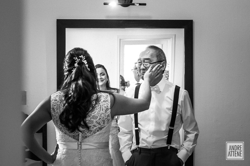 pai da noiva se emociona ao ver sua filha pronta para o casamento. Fotografia espontânea de Andre Attene