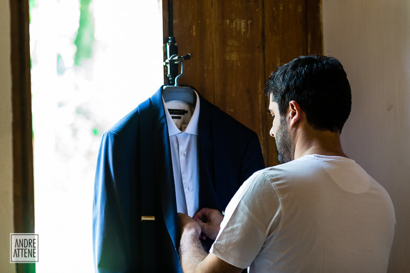 noivo preparando sua roupa momentos antes de seu casamento
